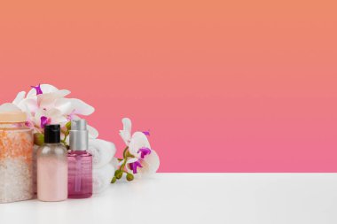 Beyaz masa üzerinde beyaz havlular ve şişeler.