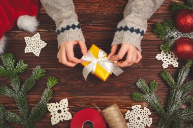 Noel hazırlıkları konsepti. Kadın hediyeleri paketliyor.