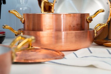 Temiz yemek takımları, modern mutfaktaki masaları kaplayan aletler.