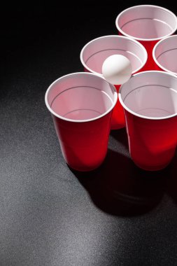 Siyah arka planda bira pong koleji oyunu