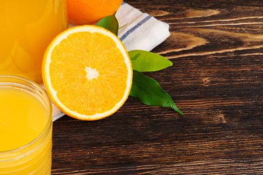 Bir bardak portakal suyu ahşap masaya yakın.