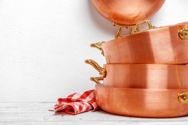 Profesyonel kullanım için mutfak ve bir sürü bakır kap.