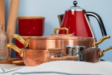 Modern mutfağın içini bakır mutfak malzemeleriyle kapatın.