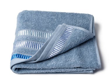 Beyaz arkaplanda izole edilmiş yumuşak katlanmış havlu