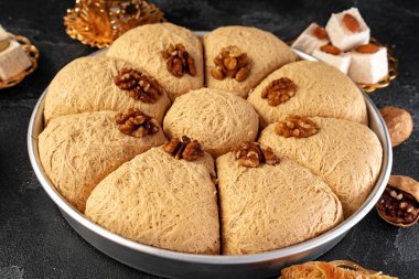 Siyah arka planda fındıklı Türk tatlı baklavası