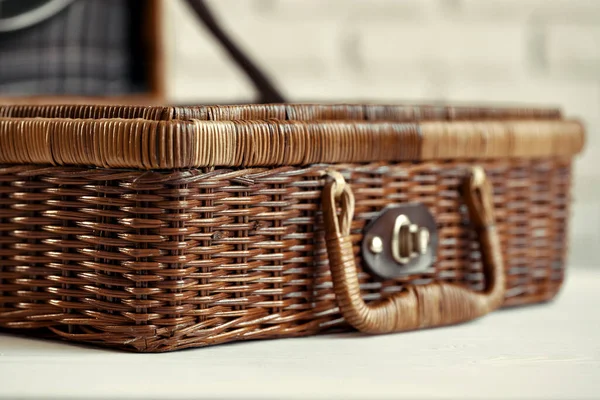 Крупный план деревянной плетеной корзины — стоковое фото