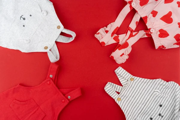 Bambino vestiti vista dall'alto su sfondo rosso — Foto Stock