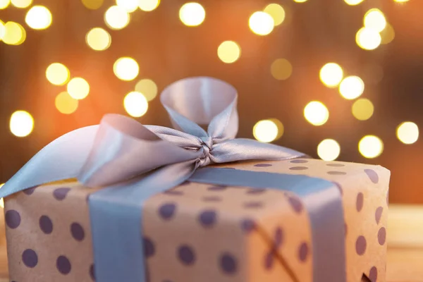 Biglietto di auguri per le vacanze con scatole regalo sullo sfondo di luci sfocate — Foto Stock