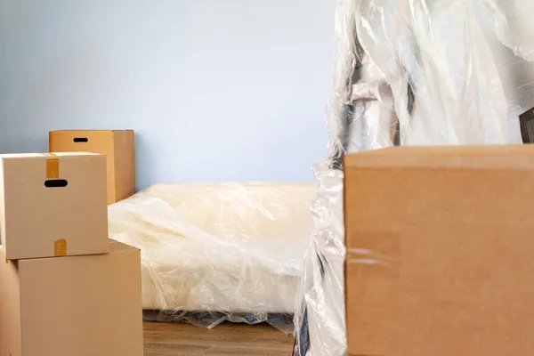 把家用物品装箱和包装好的沙发，以便搬运 — 图库照片