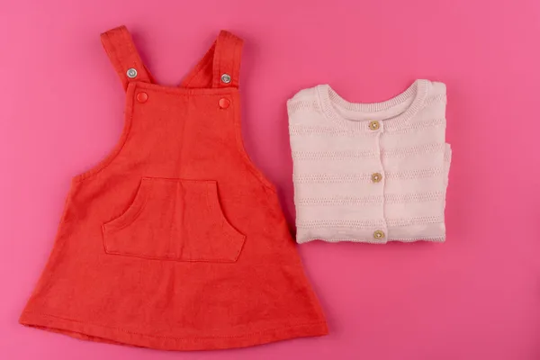 ピンクの背景の赤ちゃん服｜Top view — ストック写真