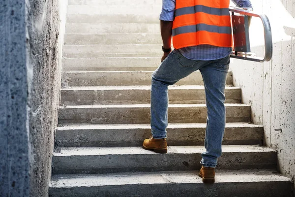 Professionell byggare som bär metallstege, närbild — Stockfoto