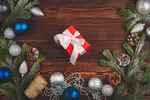 Élégant cadeau de Noël décoré avec ruban sur fond en bois, vue de dessus — Photo