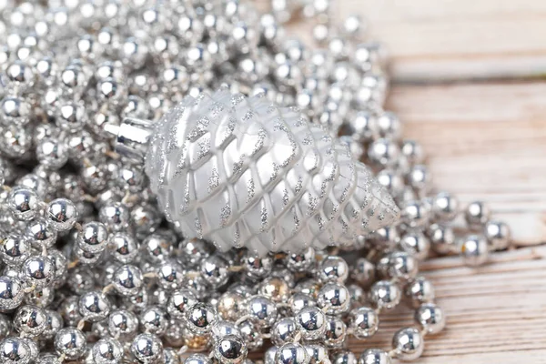 Fényes ezüst csillogás baubles közel a fa asztal — Stock Fotó