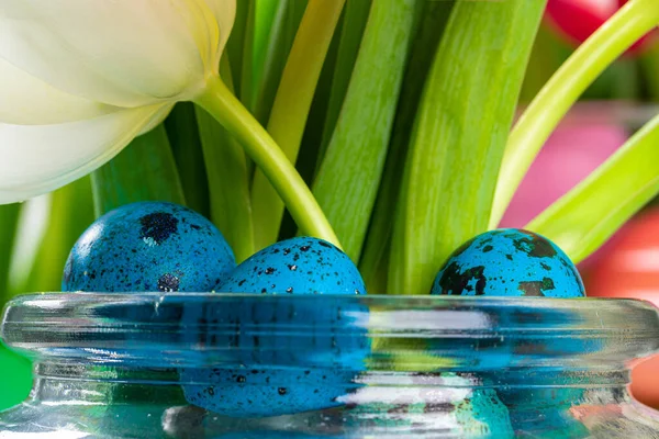 ガラス瓶の中の花と活気のあるイースターの卵を閉じる,トリミングされた画像 — ストック写真