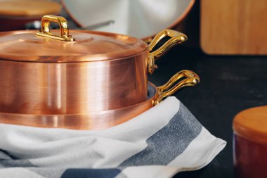 Ahşap mutfak gereçleri ile bakır yemek takımı kapat