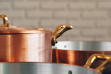 Mutfaktaki temiz bakır tencereyi kapat.