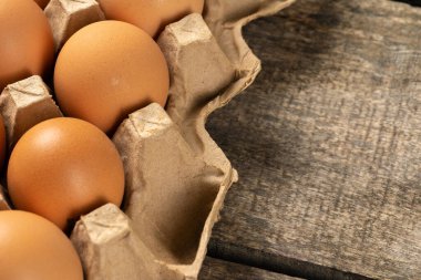 Tahta masada kutuda tavuk yumurtası..