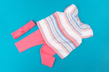 bebek kıyafetleri mavi arkaplan görünümünde