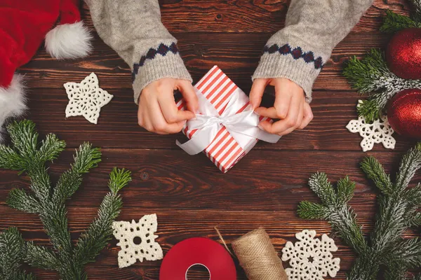 En Navidad. El proceso de los regalos de embalaje para las fiestas —  Fotos de Stock