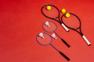 Dört raket. Tenis ve badminton için raketler