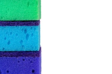 Beyaz arkaplanda izole edilmiş mutfak süngerleri yığını