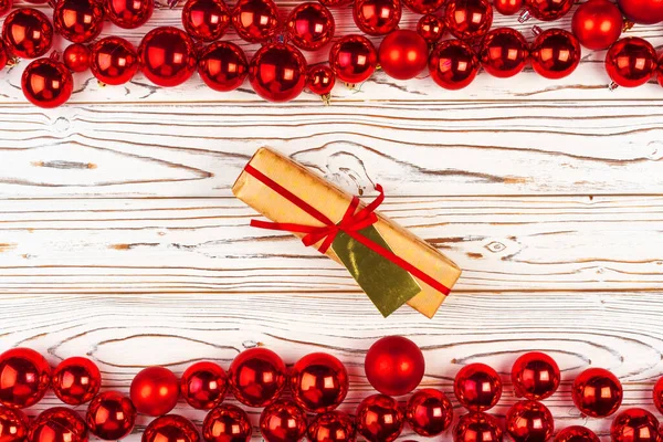 Karácsonyi ajándék körül piros fényes baubles — Stock Fotó