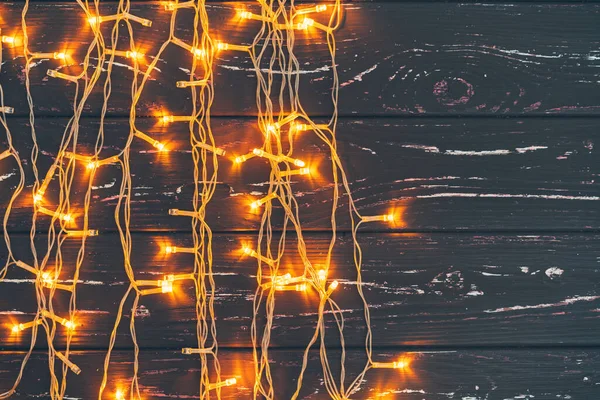 Kerst slinger op houten achtergrond met kopie ruimte — Stockfoto
