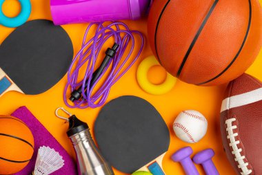 fitness ve oyunlar için çeşitli spor ekipmanlarının bileşimi