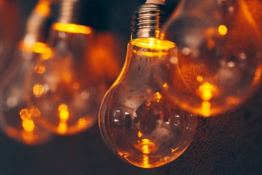 Karanlıktaki ampul çelenkleri.