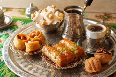 Geleneksel Arap tatlı baklavası ve bir fincan Türk kahvesi.