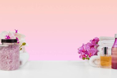 Beyaz masa üzerinde beyaz havlular ve şişeler.