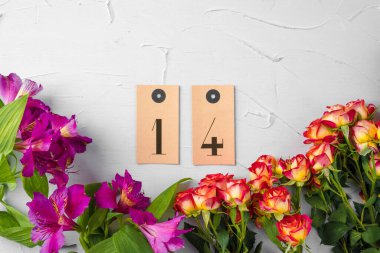 Valentness Günü konsepti. 14 'lü taze çiçekler.