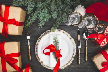 Siyah ahşap masa, şık bir Noel masası.