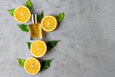 Parfüm ve narenciye dolu güzel bir kompozisyon.