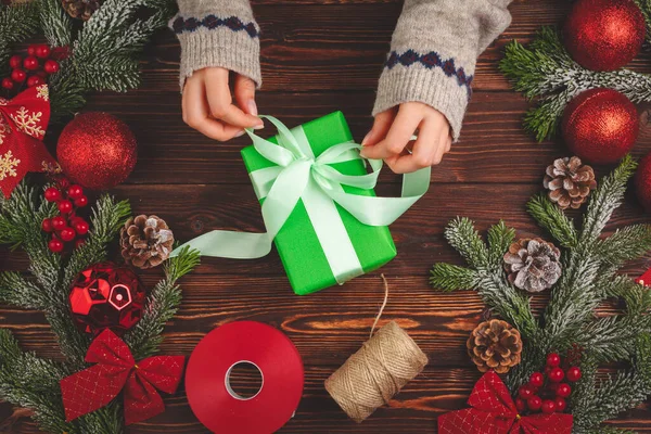 木制背景图上的圣诞装饰和礼物 — 图库照片