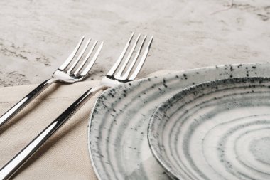 Gri arkaplanda seramik stil sofra takımı