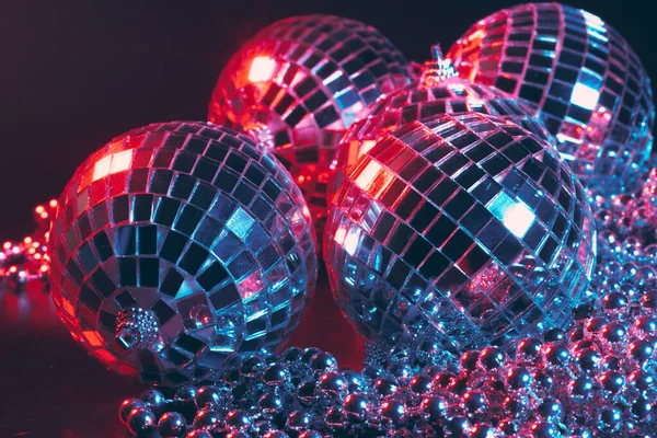 Блискучий диско-вечірній фон з дзеркальними кульками, що відображають світло — стокове фото