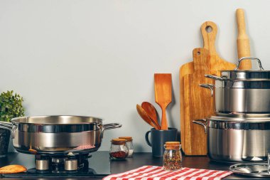 Mutfaktaki bir gaz ocağında temiz tencere.