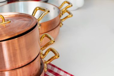 Modern bir mutfak masasında mutfak gereçleri.