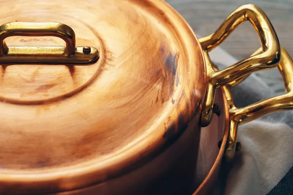 新的专业厨房用铜制炊具 — 图库照片