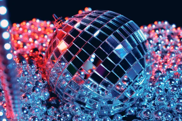 Feux de fête boules miroir disco sur fond noir — Photo