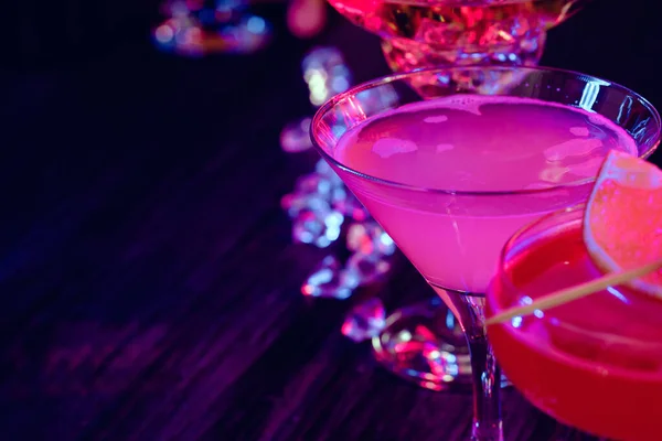 Cocktail boissons avec glace dans les lumières du club — Photo