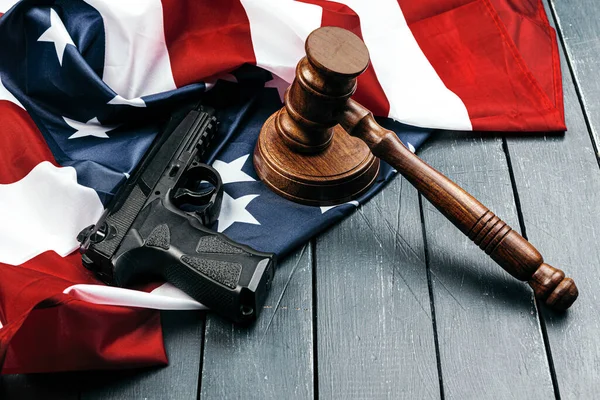 Domare Gavel mot bakgrund av Förenta staternas flagga — Stockfoto