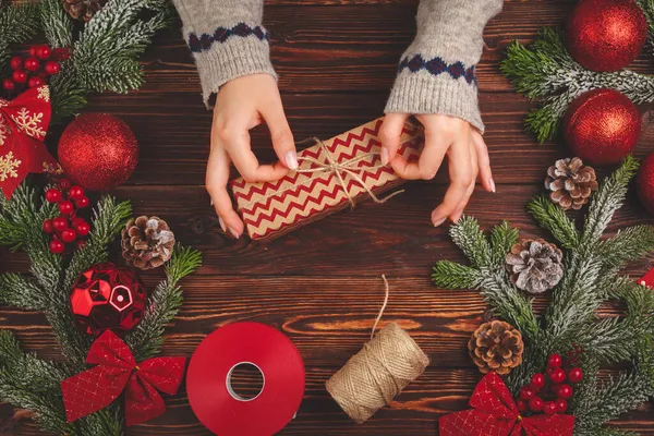 Proceso de envolver regalos y decorar para las vacaciones de Navidad de cerca — Foto de Stock