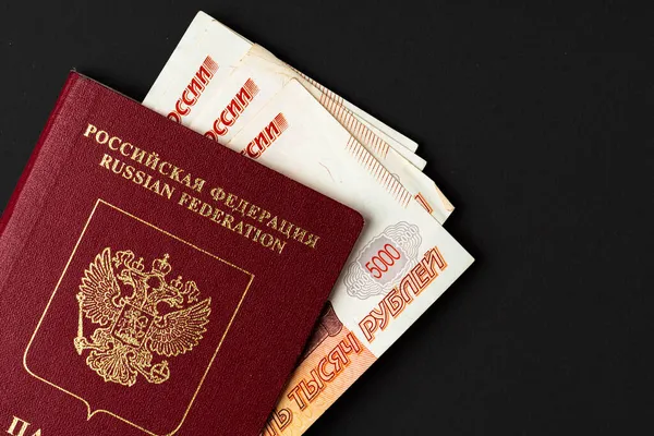 Rosyjski paszport z pieniędzmi w środku, ruble rosyjskie — Zdjęcie stockowe