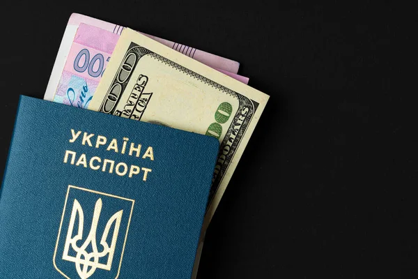 Всередині паспорт громадянина України з доларами США та українськими гривневими банкнотами. Переїзд за кордон, концепція обмінного курсу — стокове фото