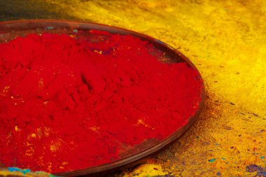 Renkli Holi güçlerinin yayları yere yakın.