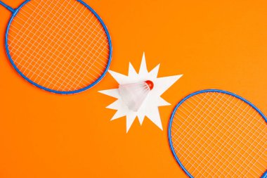 Badminton ekipmanı. Raketler ve top merdiveni, üst manzara.