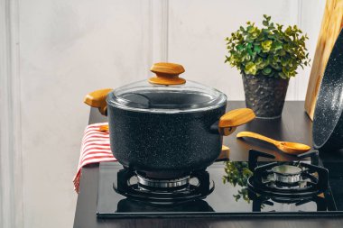 Mutfaktaki bir gaz ocağında temiz tencere.