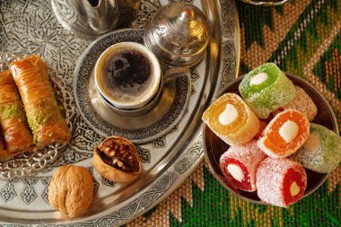 Türk Kahvesi, Türk Lokumuyla birlikte metal tepside servis ediliyor